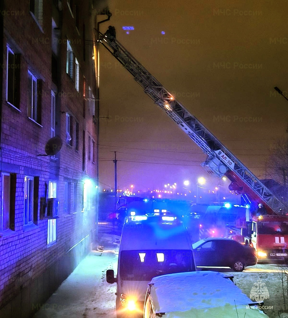 В МЧС сообщили подробности гибели семейной пары с ребенком при пожаре в ...